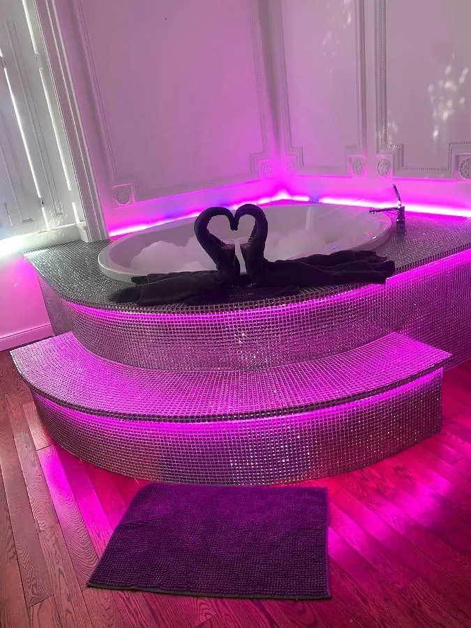 Enzo Capo Jacuzzi Andrassy Apartment Budapest Hungary