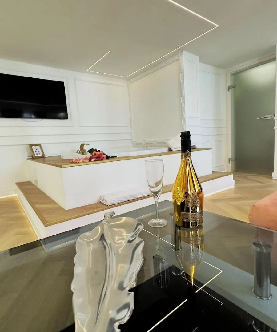 Enzo Capo Jacuzzi Andrassy Apartment Budapest