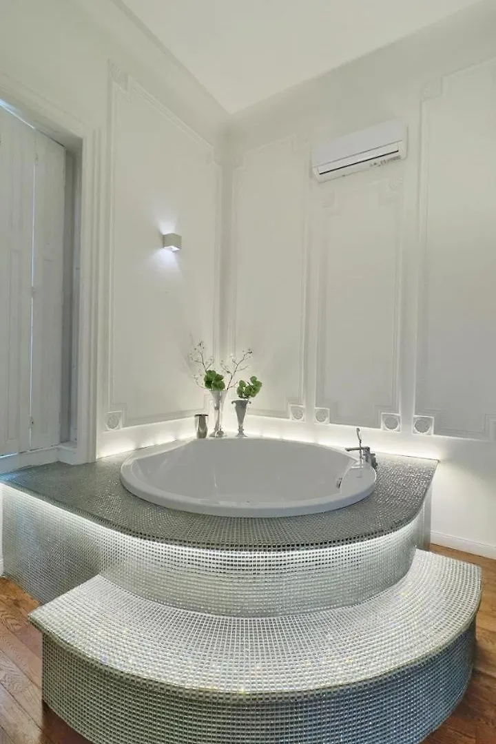 Enzo Capo Jacuzzi Andrassy Appartement Boedapest Hongarije